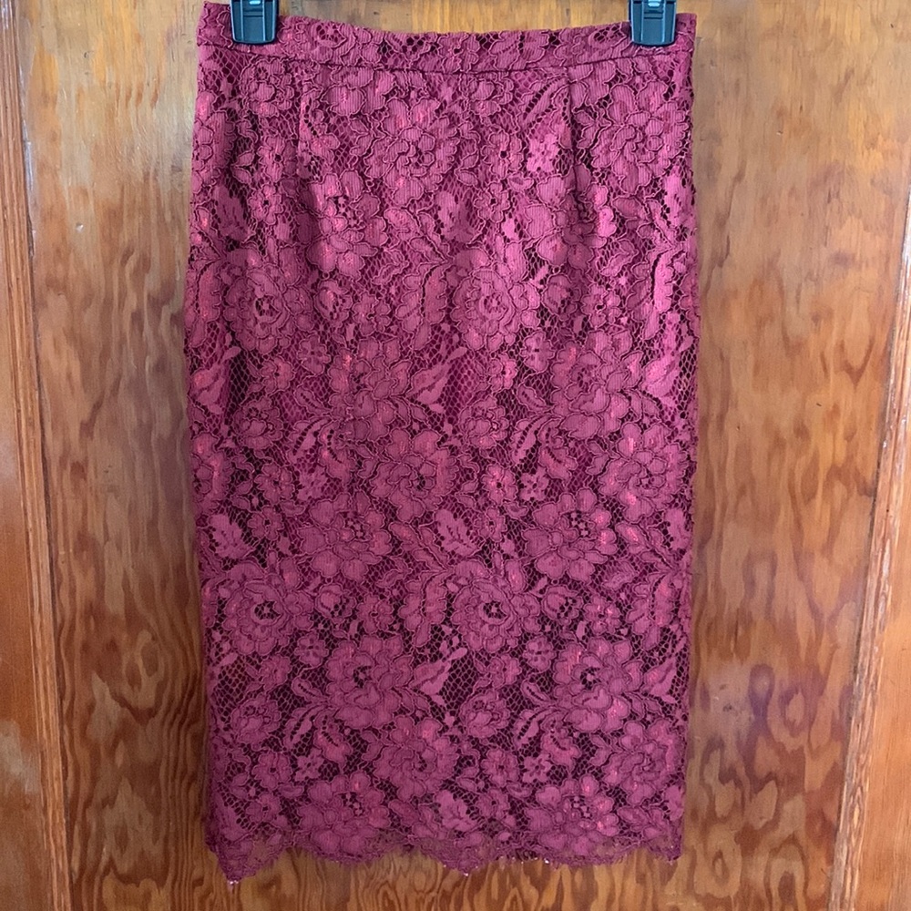 Women’s size small lulu‘s burgundy, mid length skirt with lining